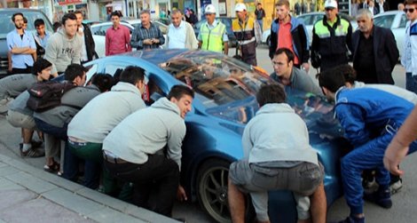 Üniversitenin elektrikli otomobili, gençlerin ellerinde taşınarak tanıtıldı