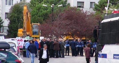 Validebağ'da ağaçlar söküldü eylemciler dövüldü