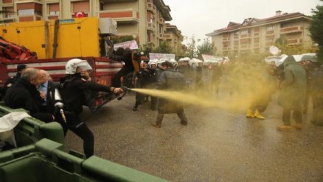 Validebağ'da polis ile vatandaşlar arasında arbede