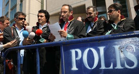 ''Yediemin deposundaki bir eşya gibiler''