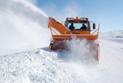 Yüksekova'da kar yağışı yolları kapattı