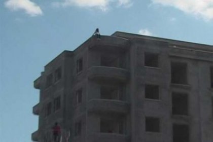 8 katlı binanın tepesinden atlamak istedi