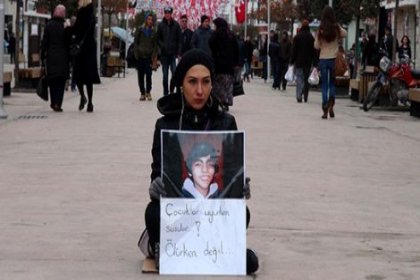 AKP bürosu önünde, Berkin için 'duran insan' eylemi