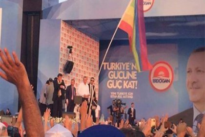 AKP'li eşcinseller Erdoğan'ın önünde bayrak açtı