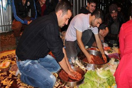 Amasya'da çiğ köfteli zafer kutlaması