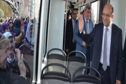 Bakan Fikri Işık, gitmeyen tramvaydan halkı selamladı