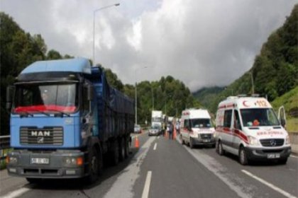 Bolu Dağı'nda otobüs devrildi... Trafik İstanbul yönüne kapatıldı..