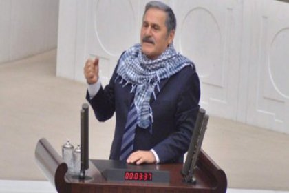 CHP'li Süleyman Çelebi meclis kürsüsüne poşu takarak çıktı