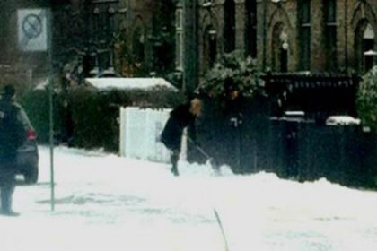 Danimarka Başbakanı evinin önündeki karları küredi