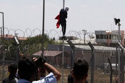 Diyarbakır'da askeri birlikten bayrağı indiren yakalandı