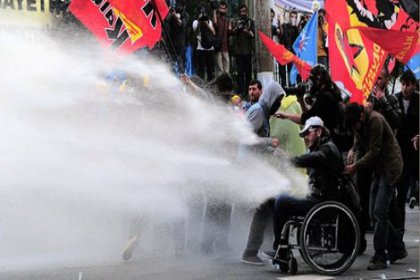 Engelli Soma eylemcisine basınçlı su, onu korumak isteyene dayak