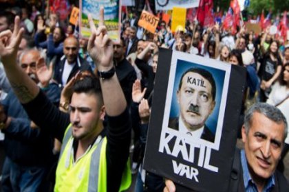Erdoğan'ı Hitler'e benzeten afişlere soruşturma