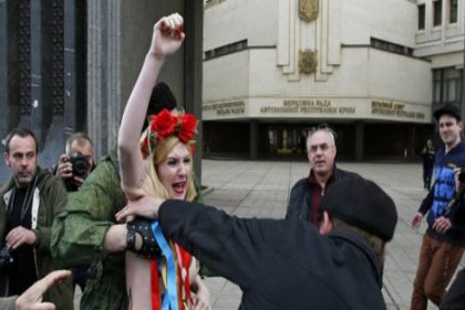 FEMEN Kırım için sahnede