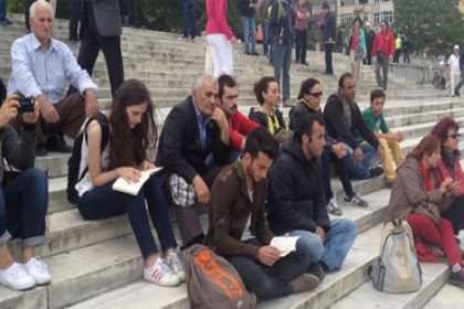 Gezi Parkı'nın merdivenlerinde kitap okuma eylemi