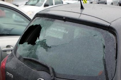 Gökten taş yağdı: 40 araç hasar gördü