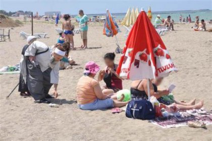 Halk plajında kadınlara 'kapanın' broşürü