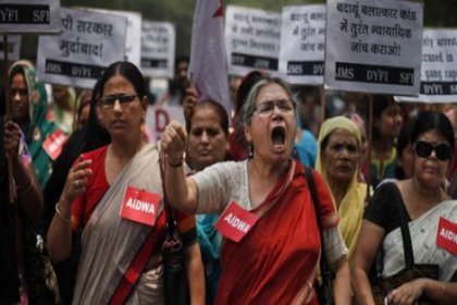 Hindistan'da tecavüz ettikleri kadının yüzünü asitle yaktılar