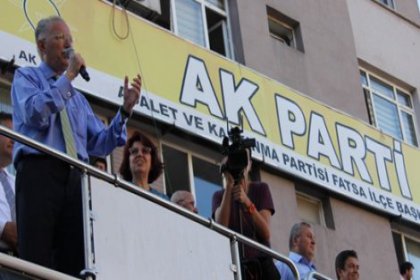 İhsanoğlu'nun afişindeki bütün parti isimleri kaldırıldı