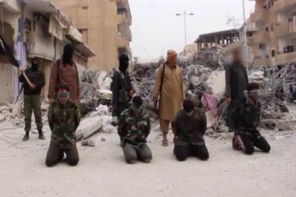 IŞİD Rakka'da dört Esad askerini infaz etti