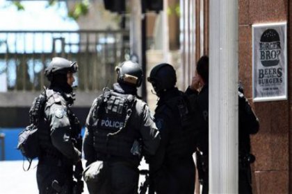 IŞİD Sidney'de kafe basıp içeridekileri rehin aldı iddiası