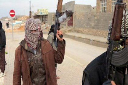 IŞİD Suriye'de Tabka Askeri Havalimanı'nında kontrolü ele geçirdi