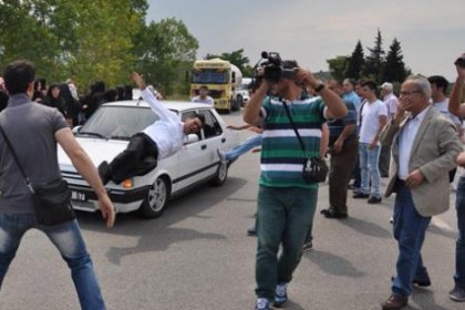 Karacabey'de arabayı eylemcilerin üzerine sürdü