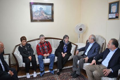 Kılıçdaroğlu  Albay Murat Özenalp’in ailesini ziyaret etti