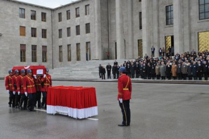 Kılıçdaroğlu, Halman'ın TBMM'de düzenlenen cenaze törenine katıldı