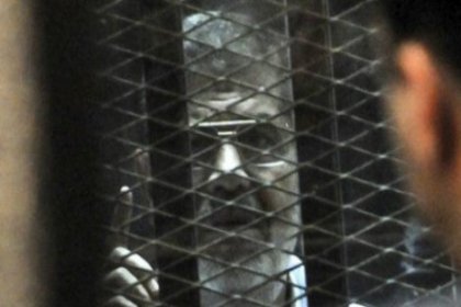 Mursi 'cam kafesle' yargıç karşısında