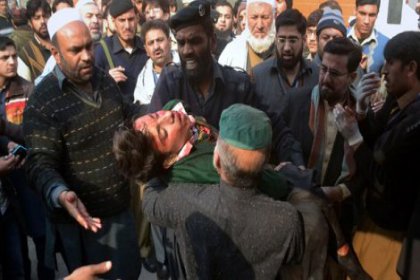 Pakistan'da Taliban okul bastı: 148 ölü