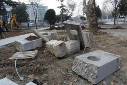 Parkı yenilenirken, soyut heykeller paramparça edildi