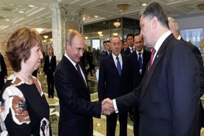 Putin ve Poroşenko törende el sıkıştı