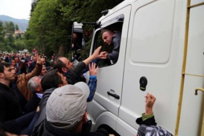 Rize'de HES Protestocuları bir saat yol kapattı