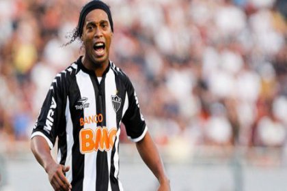 Ronaldinho resmen imzaladı