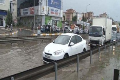 Sağanak yağış İstanbul'u göle çevirdi