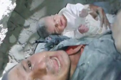 Suriye'de iki aylık bebek böyle kurtarıldı
