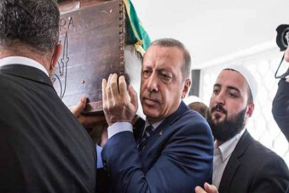 Tabutuna Cumhurbaşkanı Erdoğan omuz verdi