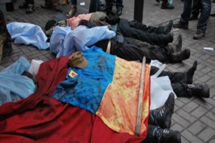 Ukrayna'da meydandan ceset toplanıyor