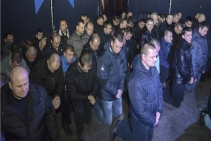 Ukrayna'da polis diz çökerek özür diledi