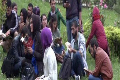 Üniversitede kitap okuyanlara saldırdılar
