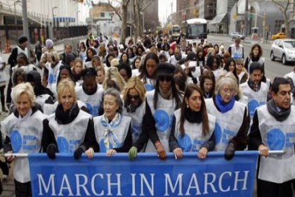 Ünlü kadınlar, şiddete karşı yürüdü