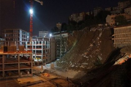 Üsküdar'da belediye binası inşaatı çöktü