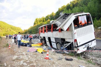 Yolcu otobüsü dereye uçtu 13 kişi ölü, 15 kişi yaralandı