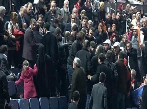 AKP kongresindeki Berkin Elvan pankartına tutuklama