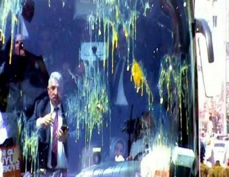 AKP seçim otobüsüne yumurta ve taş