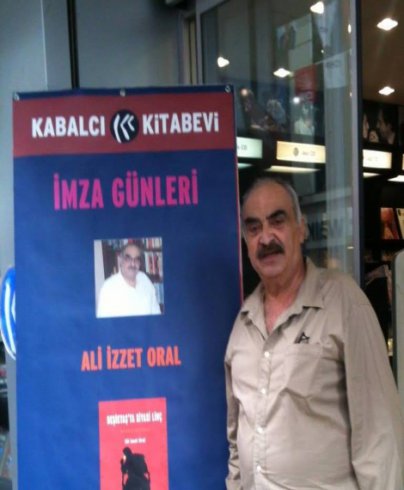 Ali İzzet Oral, Kadıköy Kabalcı'da 'Beşiktaş'ta Siyasi Linç' kitabını imzalıyor