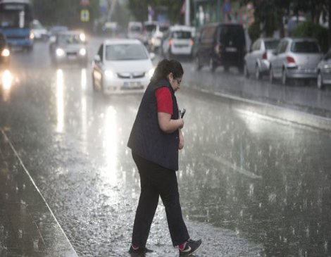 Ankara'da ceviz büyüklüğünde dolu yağdı