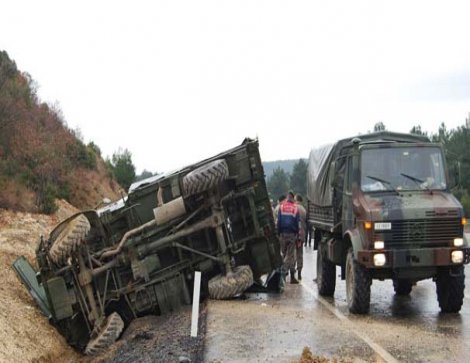 Askeri araç devrildi: 3 asker yaralı