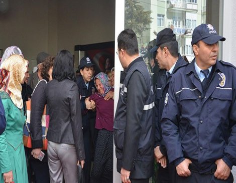 Bakanlar, Ermenek'te tapu dağıtımı töreninde protesto edildi