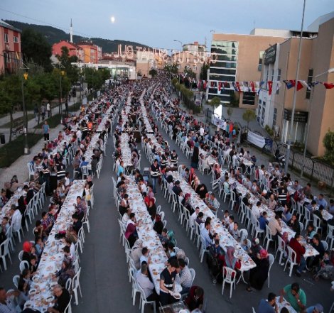 Battalgazi Mahallesi’nde Binlerce Kişi Aynı Sofrada Buluştu